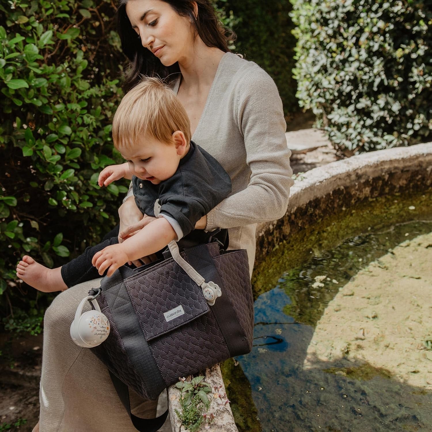 Suavinex cadeauset voor pasgeborenen. 4-delige set bestaande uit: Fysiologische SX Pro fopspeen voor baby's 0-6 maanden + speenhouder + Duo speenhoesje + siliconen bijtring. Wonderland, beige