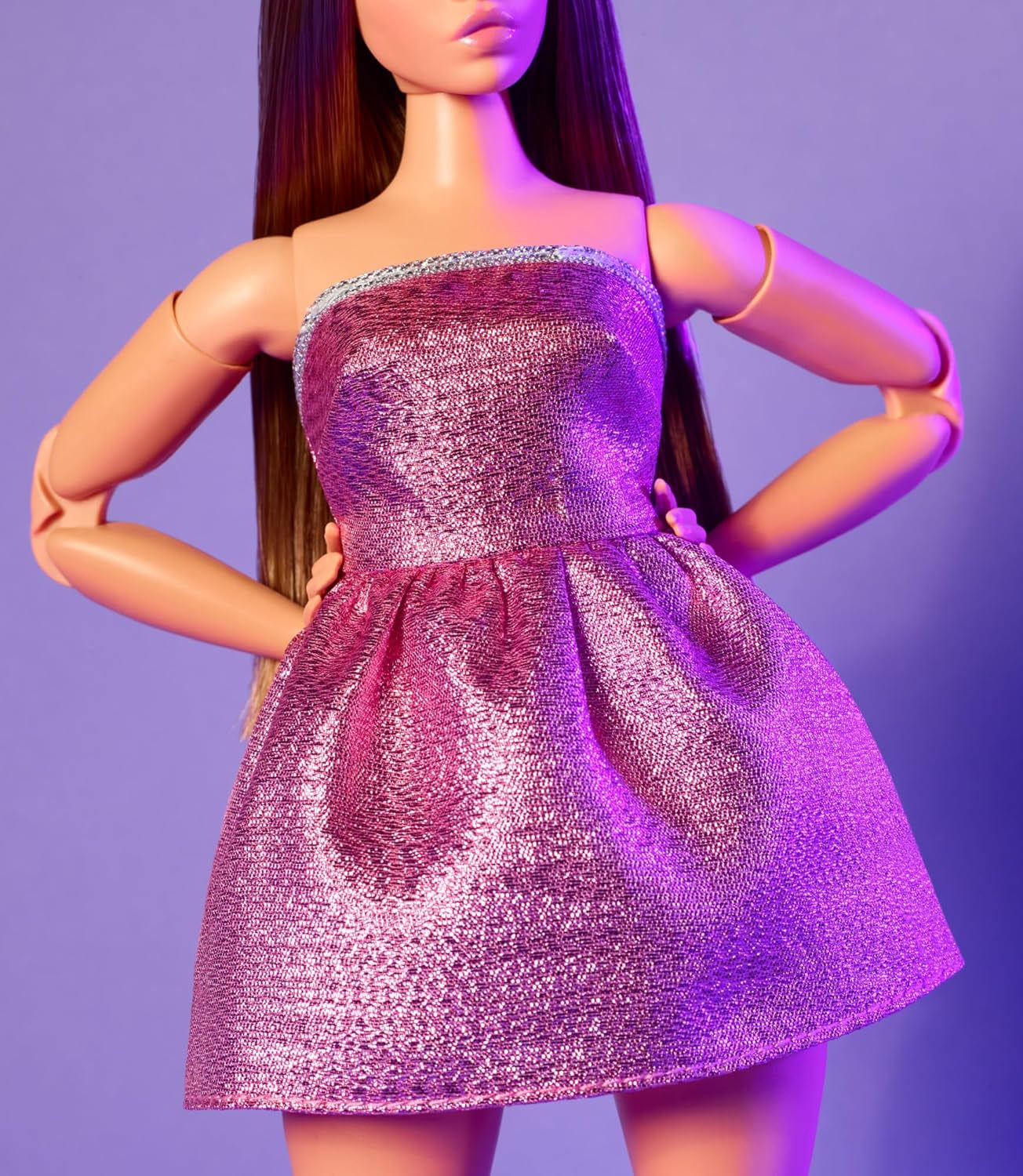 Barbie Looks-pop, verzamelfiguur nr. 24 met bruin haar en moderne Y2K-mode, sprankelende strapless jurk met peep-toe hoge hakken, HRM16 Naty Shop-poppen