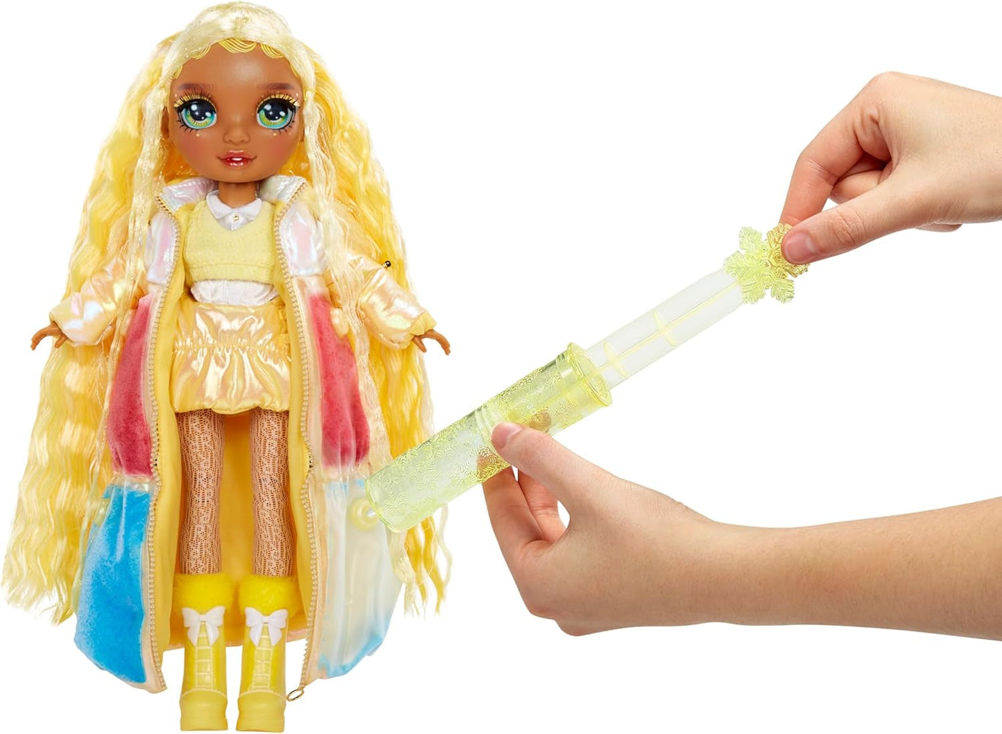Rainbow High Winter Wonderland - Sunny (geel) - 28 cm verborgen magische wateropblazende sneeuwpop modepop met sneeuwpopset, geschikt voor 4-12 jaar oude kinderen en verzamelaars