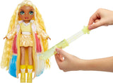 Rainbow High Winter Wonderland - Sunny (geel) - 28 cm verborgen magische wateropblazende sneeuwpop modepop met sneeuwpopset, geschikt voor 4-12 jaar oude kinderen en verzamelaars