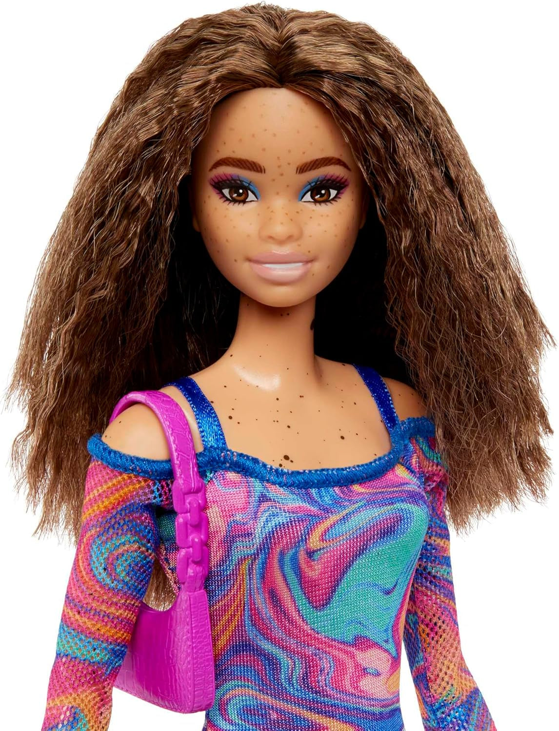 Barbie Fashionistas pop nr. 206 - Golvend haar en sproeten - Moderne regenboogmarmeren jurk, schoudertas en groene schoenen - Vanaf 3 jaar, HJT03