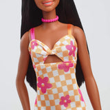 Barbie Fashionistas pop nr. 233 met zwart haar, oranje geruite midi-jurk met roze bloemen, ketting en sandalen, HYT91