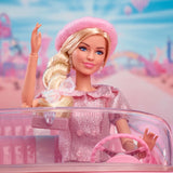 Barbie The Movie Gebaseerd op de film Margot Robbie als Barbie verzamelfiguur in roze blouse en tule rok met gestileerd kapsel en bijpassende sieraden JBJ53