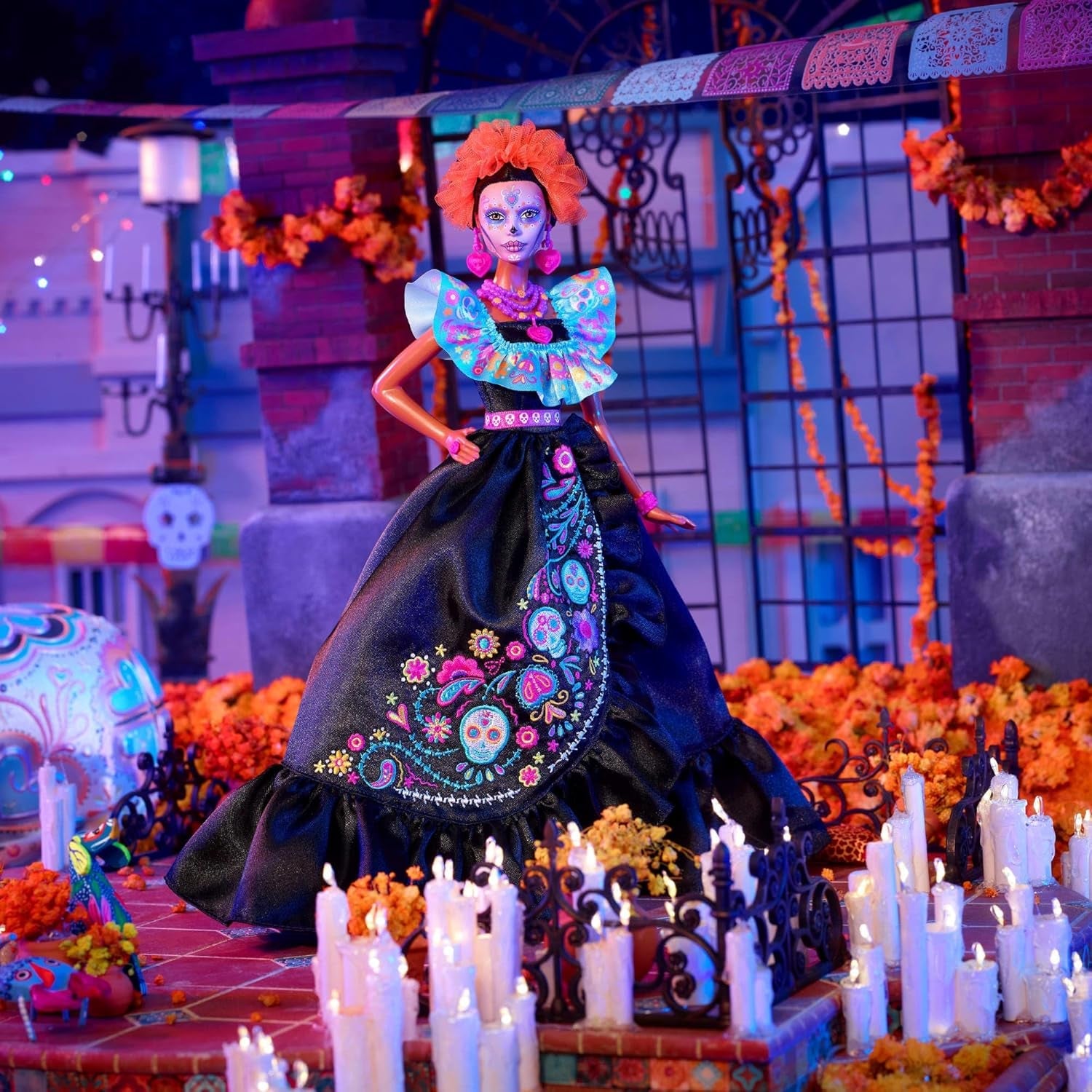 Barbie kenmerkende pop, Día De Muertos 2024 verzamelfiguur in zwarte jurk en blauwe top met ruches, geborduurde print en kleurrijke accessoires, HRM72