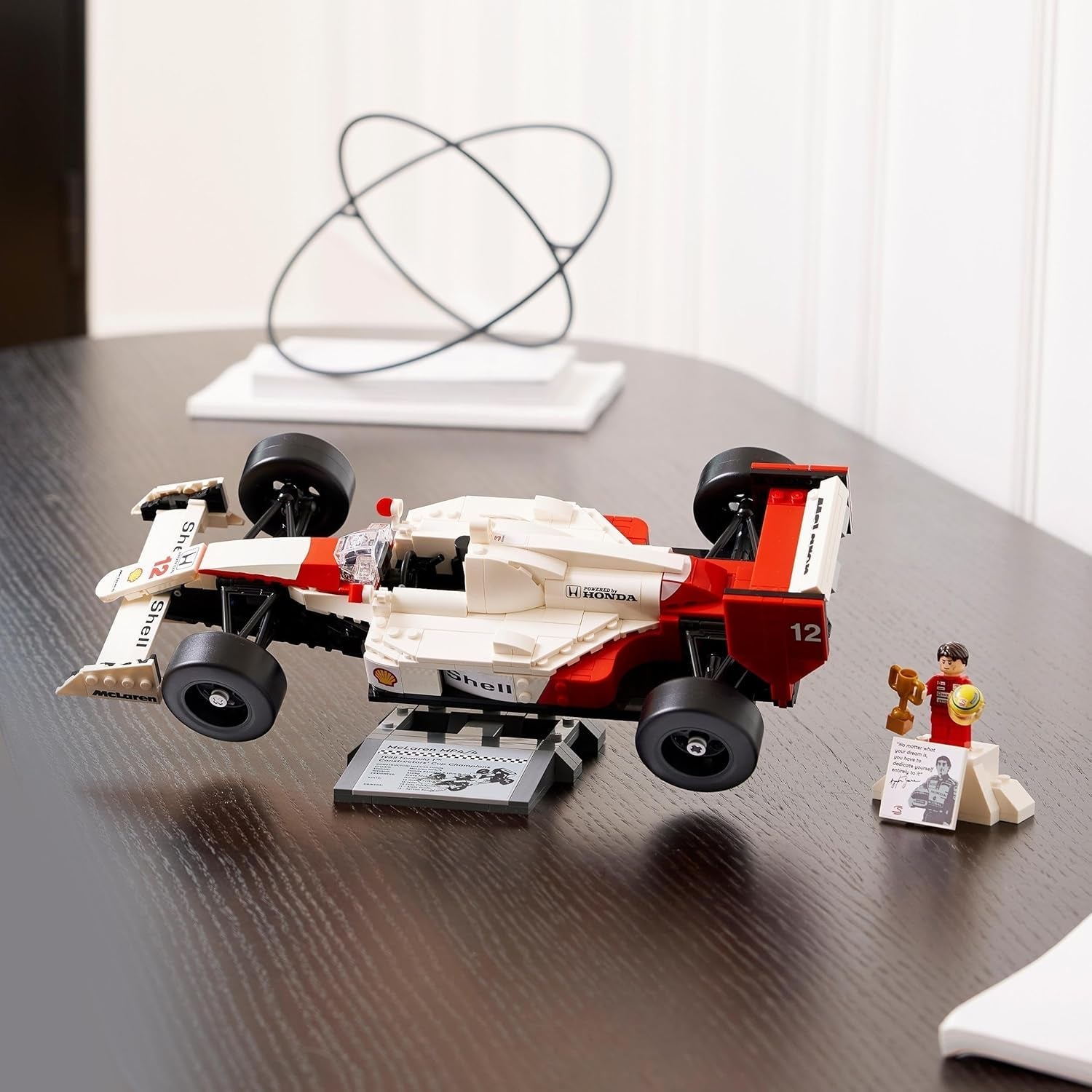 LEGO Icons Mclaren MP4/4 & Ayrton Senna modelautoset, F1 racewagenset voor volwassenen met racer-minifiguur, verzamelobject, cadeau-idee voor mannen, vrouwen, hem en haar 10330 bouwsets Bekijk de LEGO-Store