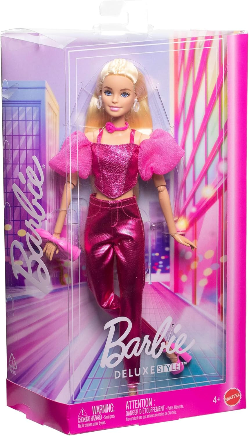 Barbie Deluxe Style #5 pop in een metallic roze blonde outfit met een sprankelend lijfje en een glitterbroek, met accessoires waaronder een roze ketting en een handtas, JFP40