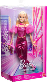 Barbie Deluxe Style #5 pop in een metallic roze blonde outfit met een sprankelend lijfje en een glitterbroek, met accessoires waaronder een roze ketting en een handtas, JFP40