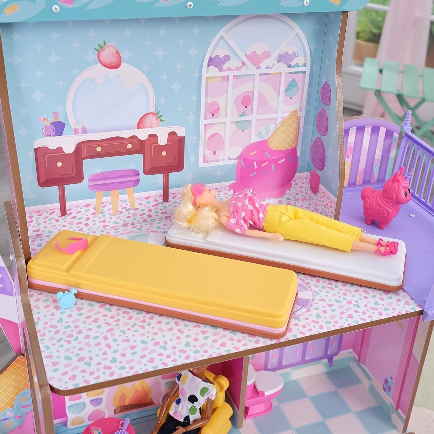 Kidkraft Candy Castle houten poppenhuis met meubels en accessoires, Llama Eenhoorn figuurhuis, ijstaartlift en rubberen stoel voor poppen, speelgoed voor 3 jaar oud, 20242 Naty Shop poppenhuizen