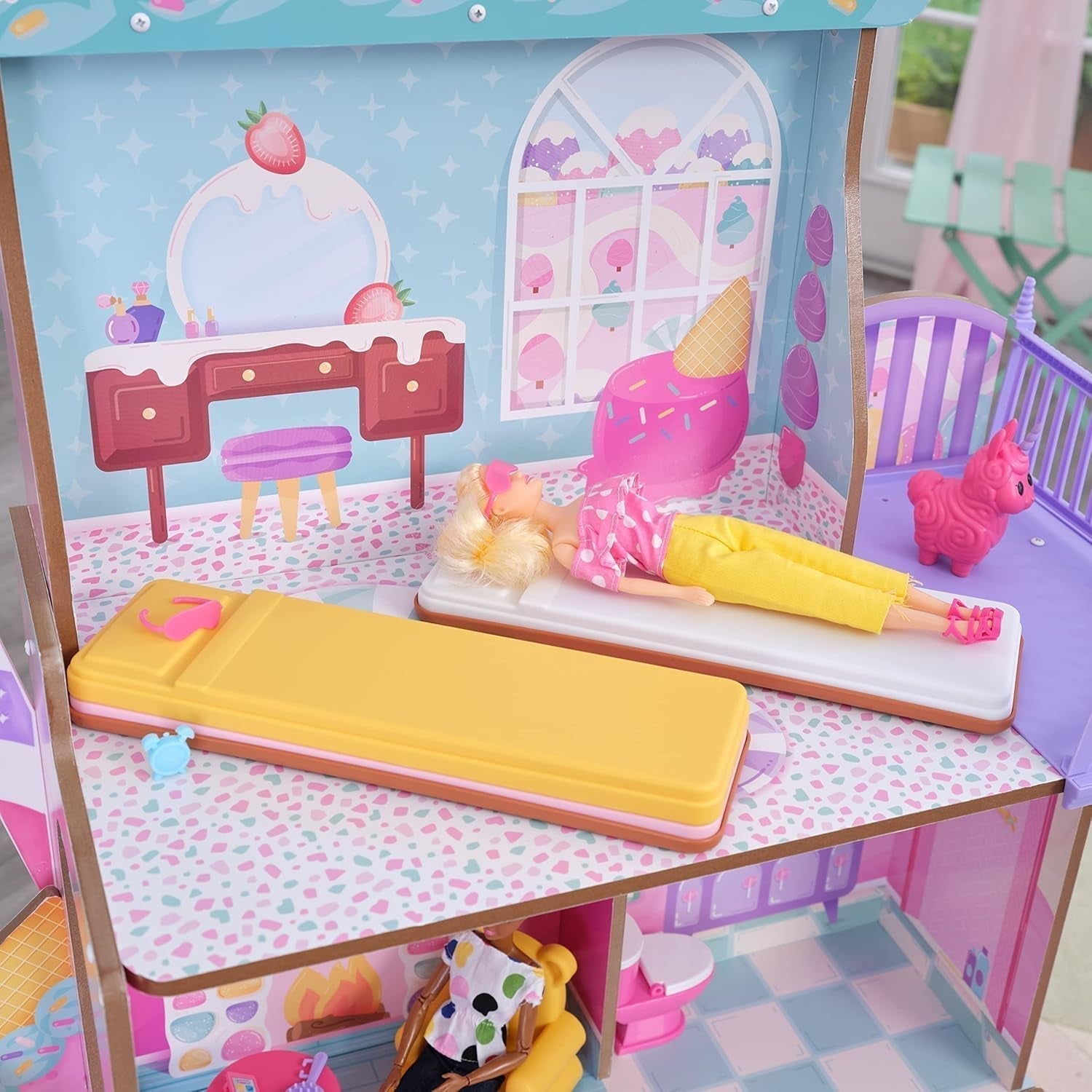 Kidkraft Candy Castle houten poppenhuis met meubels en accessoires, Llama Eenhoorn figuurhuis, ijstaartlift en rubberen stoel voor poppen, speelgoed voor 3 jaar oud, 20242 Naty Shop poppenhuizen