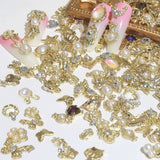 50 Stück Gold Nail Charms,Mix Styles Glitzersteine ​​​​Nägel Perle Legierung Nagel Steine ​​​​Blume Schmetterling Strasssteine ​​​​Nägel Herz Stern Nagel Charms DIY Nail Art Zubehör Frauen Nägel Deko