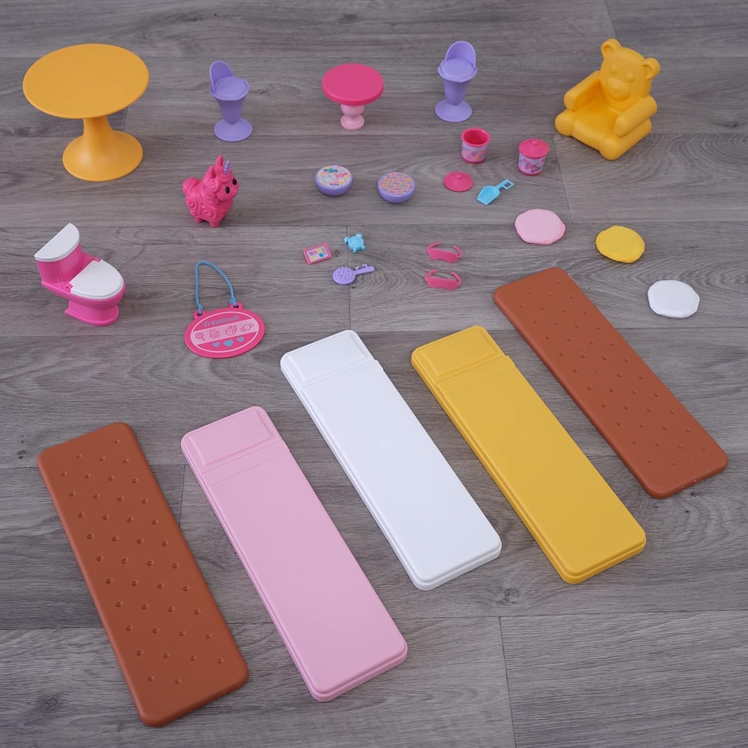 Kidkraft Candy Castle houten poppenhuis met meubels en accessoires, Llama Eenhoorn figuurhuis, ijstaartlift en rubberen stoel voor poppen, speelgoed voor 3 jaar oud, 20242 Naty Shop poppenhuizen