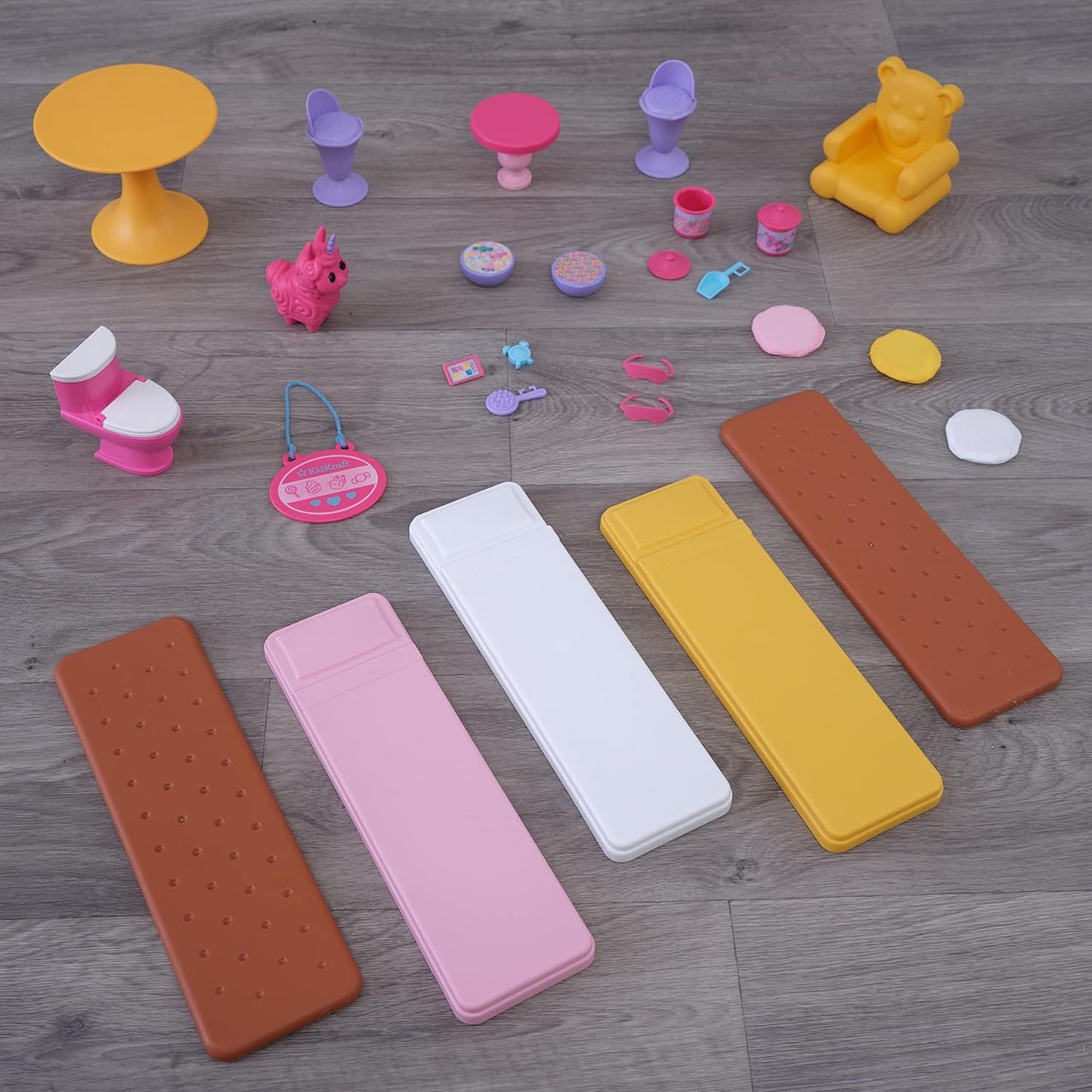 KidKraft Houten poppenhuis Snoepkasteel met meubels en accessoires, Eenhoorn-lamafiguurhuis, ijshoornlift en gummibeerstoel voor poppen, speelgoed voor kinderen vanaf 3 jaar, 20242