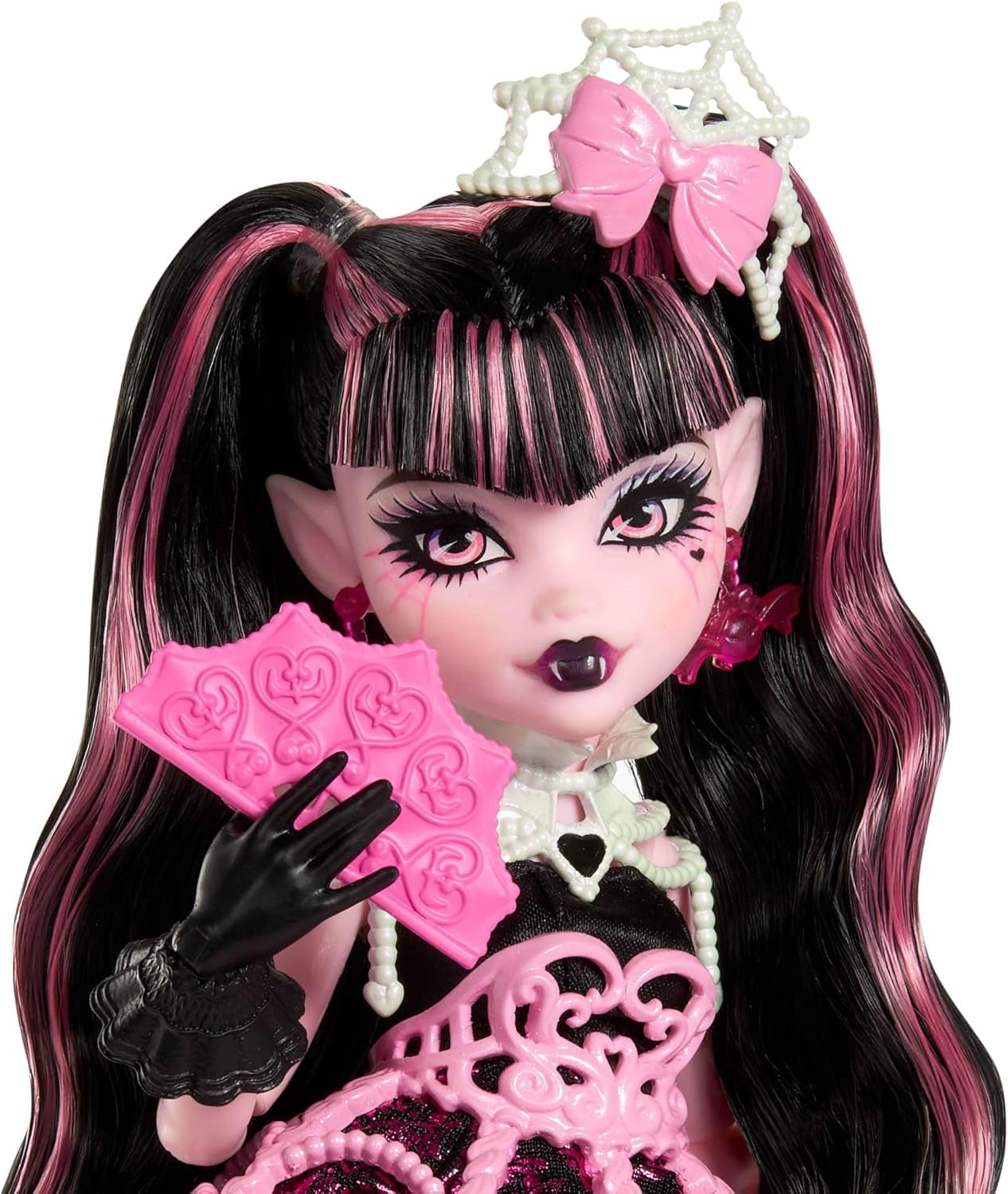Enge en lieve Monster High verjaardagspop Draculaura in een roze feestjurk met thema-accessoires zoals uitnodiging, ballon, cadeau, fans en meer, JBG74