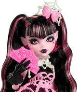 Enge en lieve Monster High verjaardagspop Draculaura in een roze feestjurk met thema-accessoires zoals uitnodiging, ballon, cadeau, fans en meer, JBG74