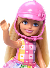 Barbie Chelsea en ponypop en pony's - Rijd tijdens het spelen om veilig op een paard te zitten, roze zadel en stokken, inclusief helm en schattige geruite jurk, vanaf 3 jaar, HTK29 Naty Shop-poppen
