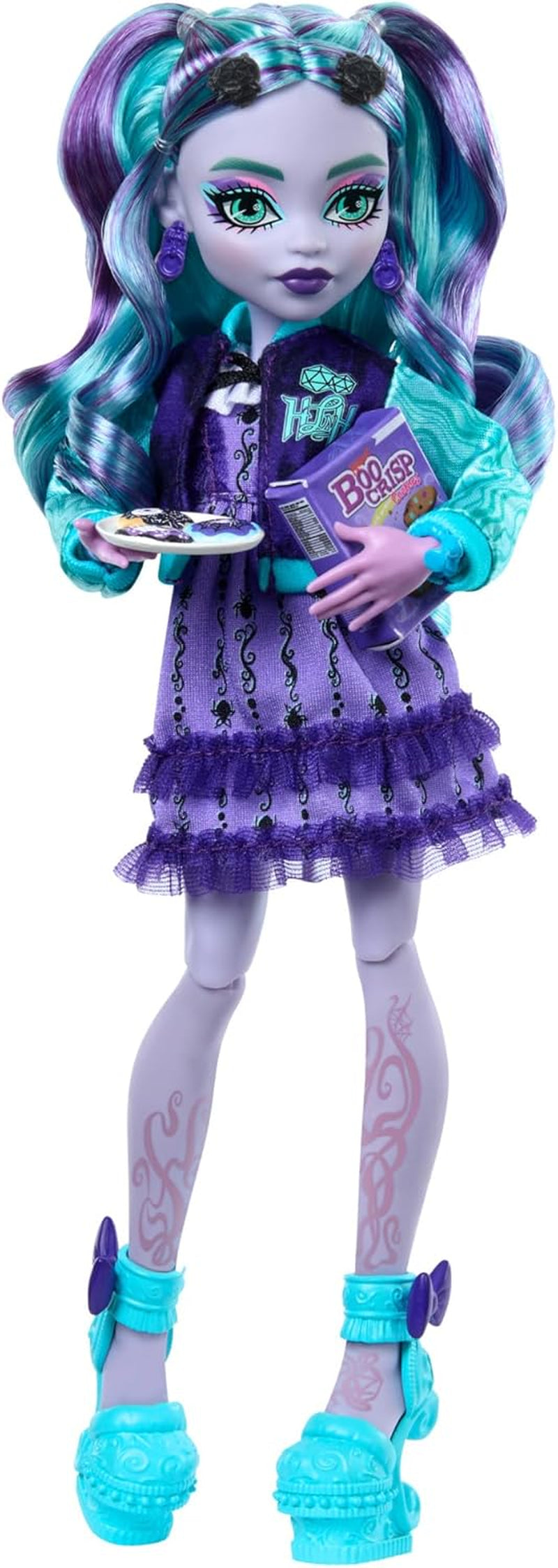 Monster High Fearbook Twyla Doll en Film Club thema-accessoireset, College Jacket, afstudeeralbum, bordspel en koekjes, HXW31