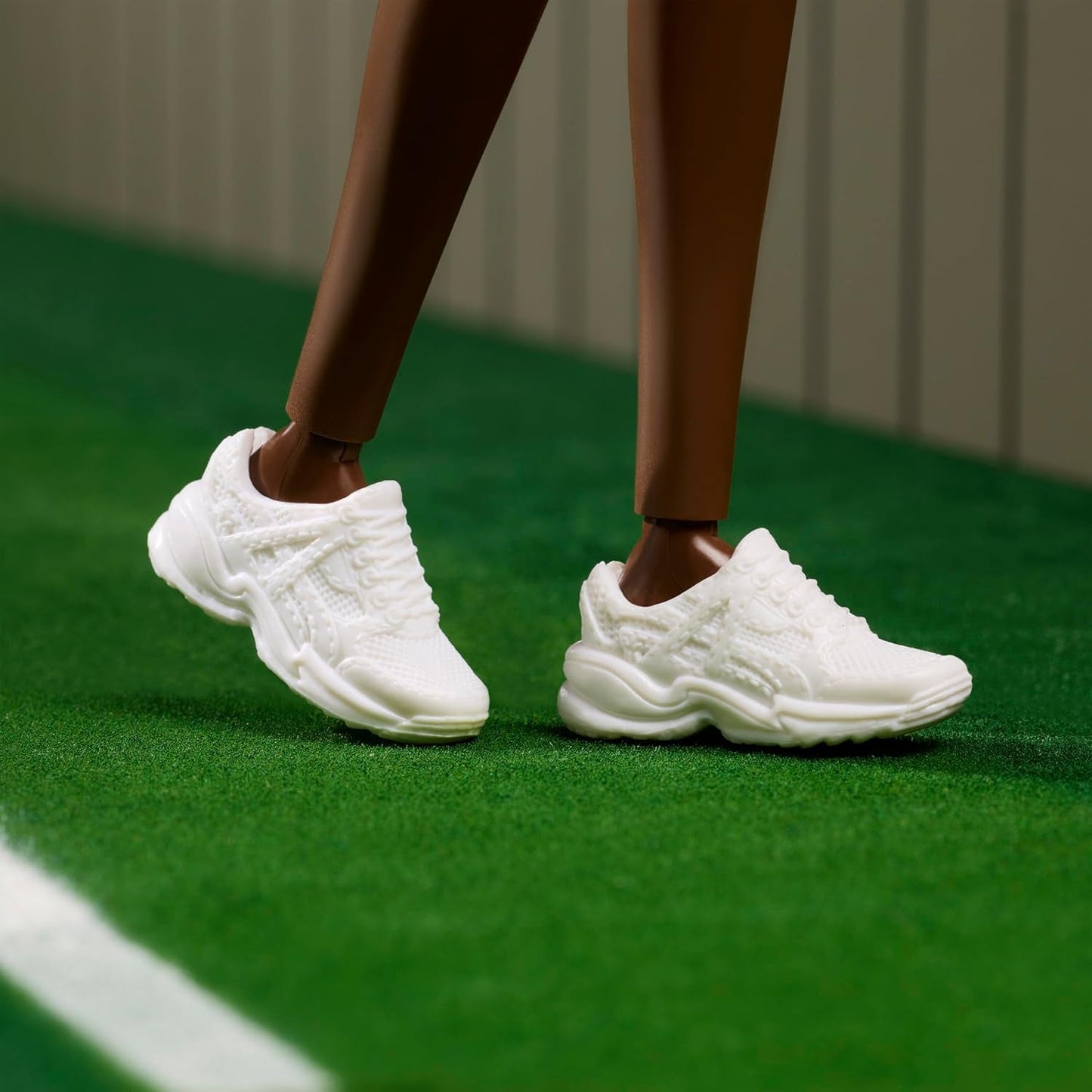 Barbie Inspiring Women Series Venus Williams modepop met gesigneerd uniform en tennisracket inclusief presentatiedoos HRM49
