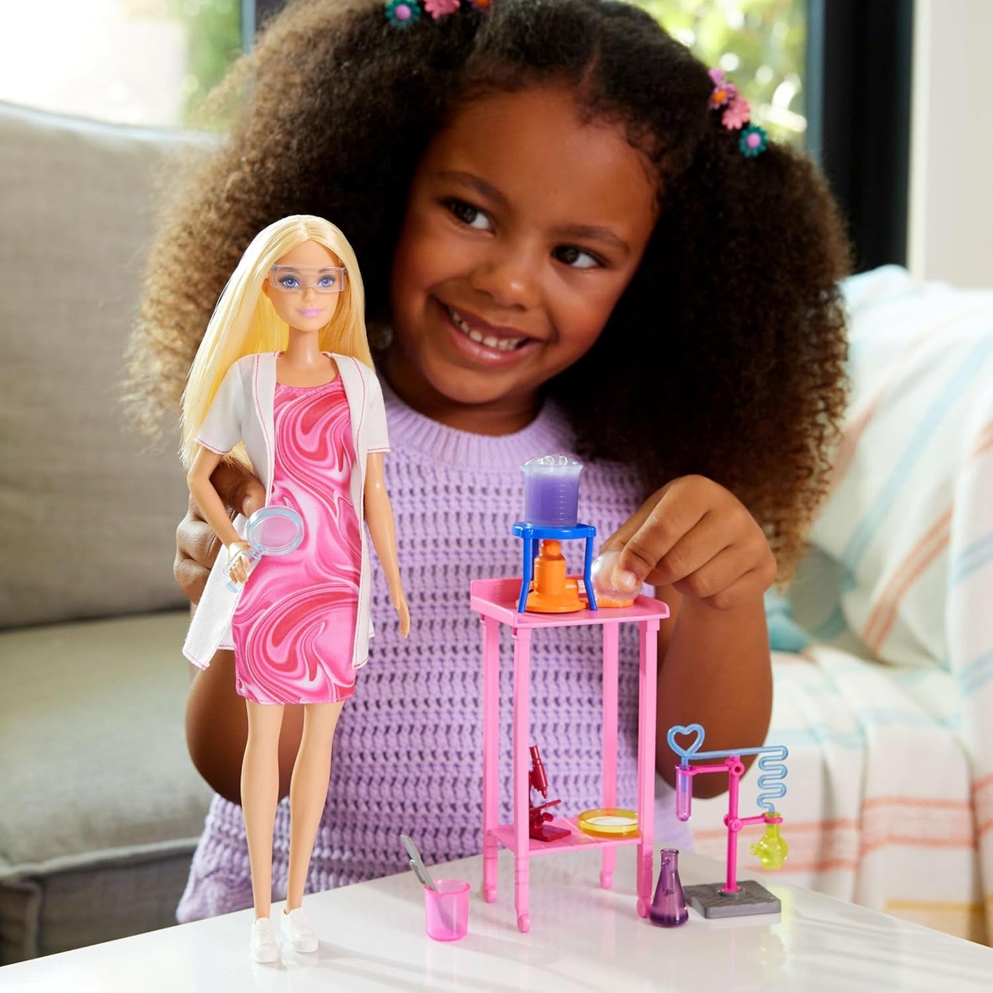 Barbie Wetenschapperspop en accessoires met modieuze blonde pop, laboratoriumtafel, microscoop, kleurveranderende beker en petrischaal, JCR70