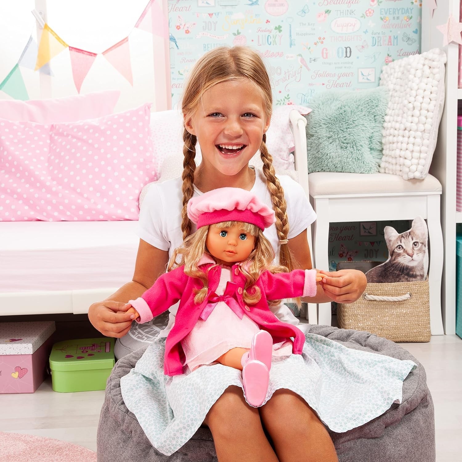 Bayer Design 94635AA Charlene functionele interactieve pop met slaperig haar en ogen, spreekt en zingt 90 zinnen, 2 gedichten en 8 liedjes, 46 cm, roze