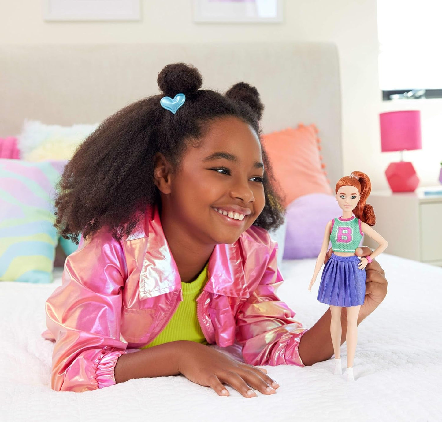 Barbie Fashionistas pop nr. 232 met rood haar, sportieve jersey top met B-print, paarse plooirok, polshorloge en sneakers, HYT90
