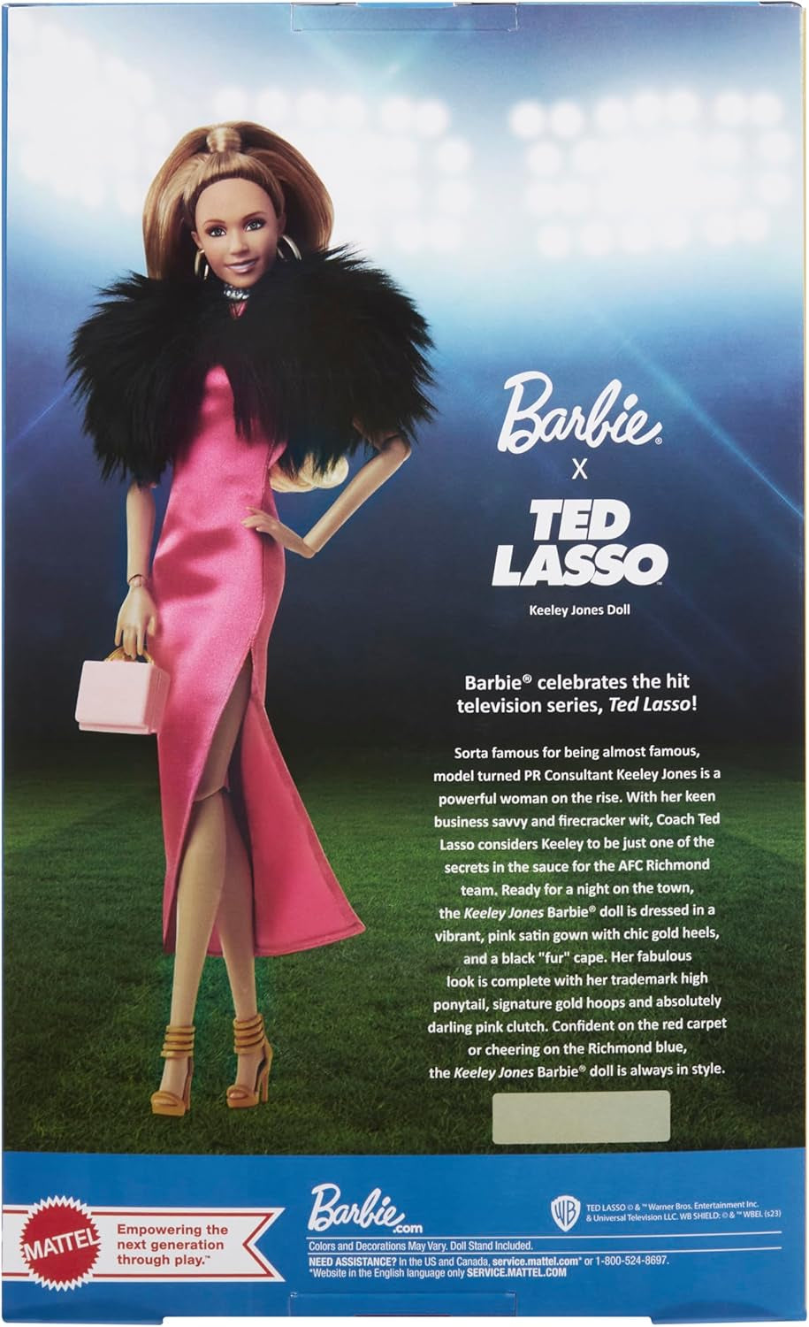 BARBIE Keeley Jones - Ted Lasso geïnspireerde verzamelpop, felroze zijden midi-jurk, gouden hoge hakken, zwarte cape, gouden oorringen, roze tas, voor kinderen vanaf 3 jaar, HJW92