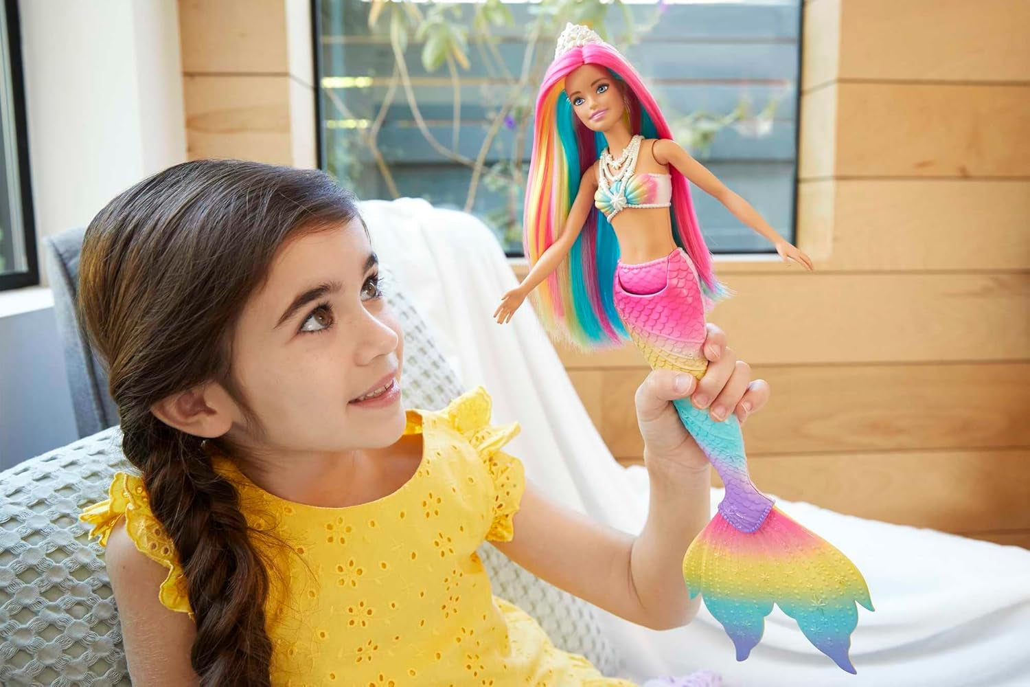 Barbie Dreamtopia Rainbow Magic Zeemeermin, Zeemeermin Barbie met Regenbooghaar, Kleurveranderende pop, Watergeactiveerd, Speelgoed voor kinderen vanaf 3 jaar, Cadeau voor meisjes, GTF89