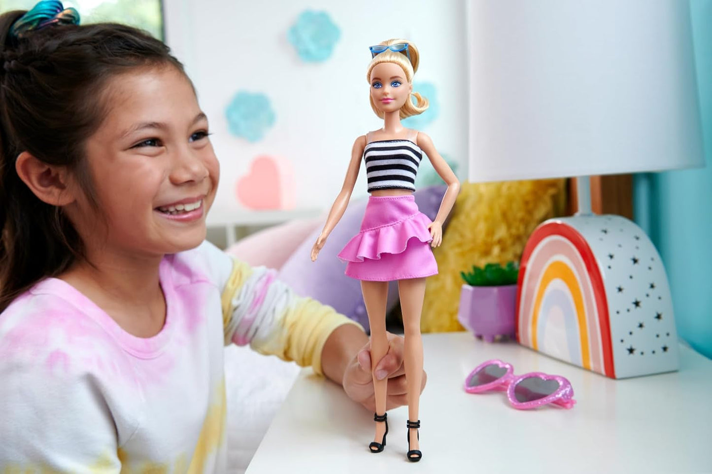 Barbie Fashionistas pop nr. 213 Blonde in gestreepte top, roze rok en zonnebril 65e verjaardag Collectible Fashion Doll HRH11 Naty Shop Dolls