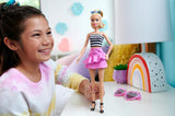Barbie Fashionistas pop nr. 213 Blonde in gestreepte top, roze rok en zonnebril 65e verjaardag Collectible Fashion Doll HRH11 Naty Shop Dolls