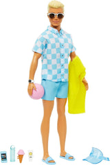 Barbie Ken - Blonde pop met blauw shirt en zwemschort, strandaccessoires en strandbal voor creatief spelen, vanaf 3 jaar, HPL74