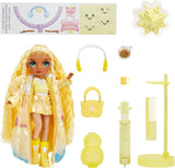 Rainbow High Winter Wonderland - Sunny (geel) - 28 cm verborgen magische wateropblazende sneeuwpop modepop met sneeuwpopset, geschikt voor 4-12 jaar oude kinderen en verzamelaars