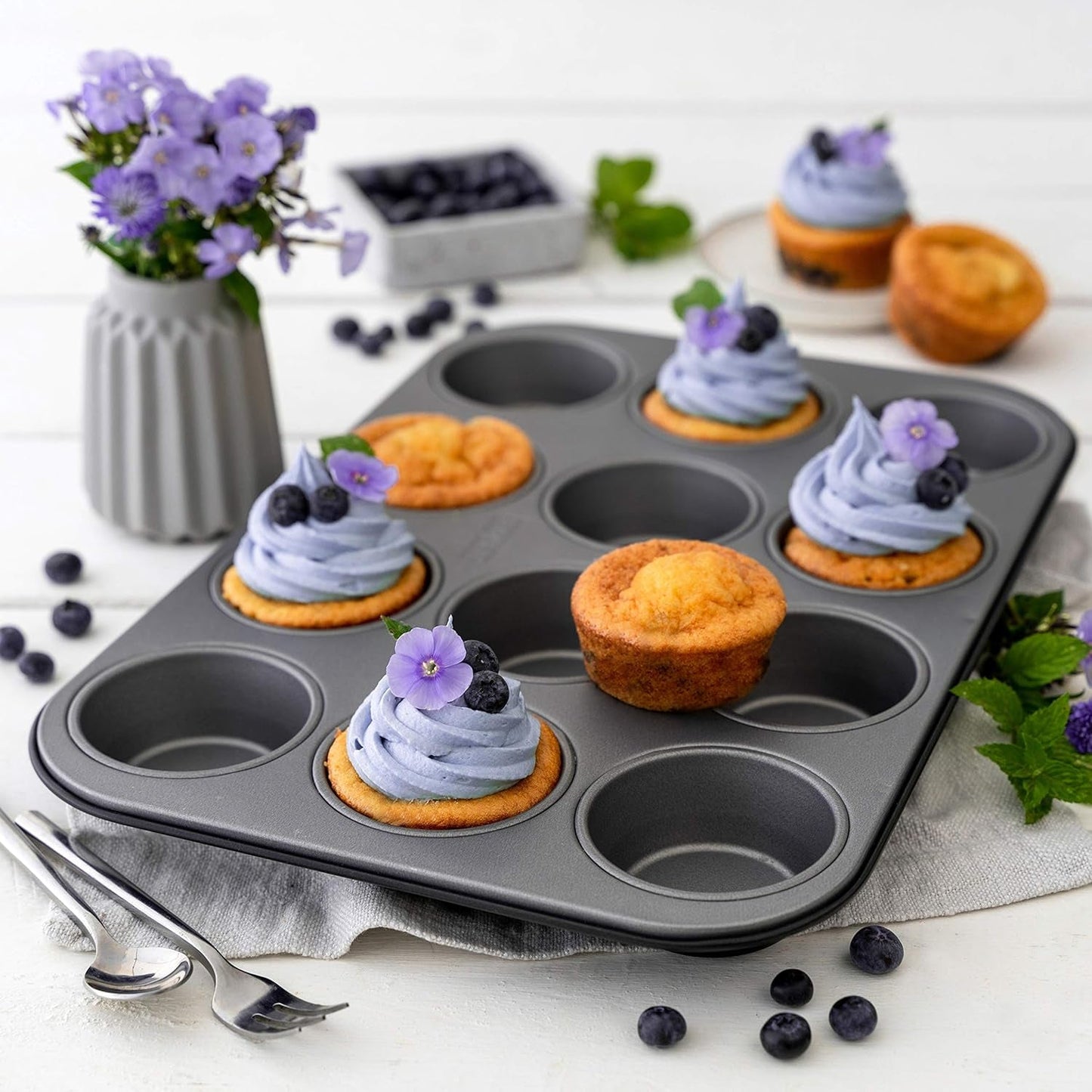 Zenker 12Er Muffinform Energy, Premium-Backform, Für Köstliche Kuchen, Verkürzt Die Backzeit Um Bis Zu 20% (Farbe: Silber/Anthrazit), Menge: 1 Stück, Hellgrau Und Dunkelgrau Vormen en bakplaten Naty Shop