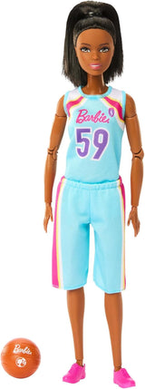 Barbie Made to Move-pop en accessoires, brunette basketbalspeler met afneembare sportjurk en bal, 22 gelede gewrichten, HKT74