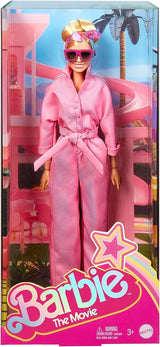 BARBIE THE MOVIE Margot Robbie - Puppe mit Kaugummi-Rosa Jumpsuit, Messy Updo, Sonnenbrille, Kopftuch, Wedge-Sneakers, Sammlerverpackung, voor kinderen vanaf 3 jaar, HRF29
