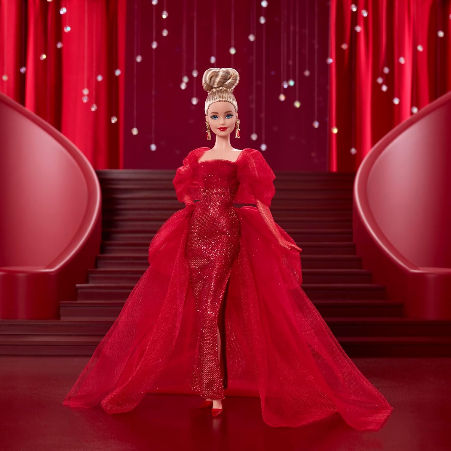 Barbie kenmerkende pop Mattel-verzamelfiguur voor 80-jarig jubileum in sprankelende rode tule-jurk met druppelvormige oorbellen en fijne handschoenen blond haar JBJ17