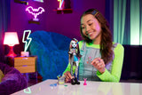 Monster High Frankie Stein-pop in spijkerjasje en korte broek, inclusief haar puppy Watzie en accessoires zoals een rugzak, snack en notitieboekje, HXH73