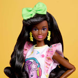 Barbie Rewind - Nostalgisch verzamelfiguur in jaren 80-stijl met prachtig haar en outfit, inclusief tv, popcorn en telefoon, voor fans en verzamelaars, HJX19
