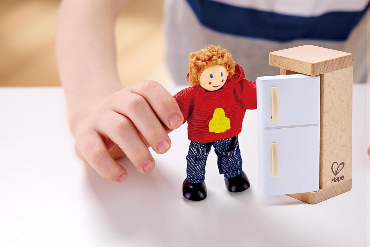 Hape Doll Family bekroonde poppenhuisset, unieke houten poppenhuisaccessoires, fantasierijk spel, 6 poppenfamilieleden, vanaf 3 jaar