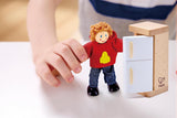 Hape Doll Family bekroonde poppenhuisset, unieke houten poppenhuisaccessoires, fantasierijk spel, 6 poppenfamilieleden, vanaf 3 jaar