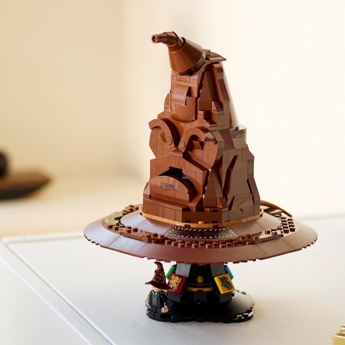 LEGO Harry Potter Pratende Hoed Zweinstein Model Film voor volwassenen Cadeau voor dames Heren Moeder Vader met 31 willekeurige geluidscombinaties Sorteert je in je Zweinsteinhuis 76429 Bouwsets Bekijk de LEGO-Store