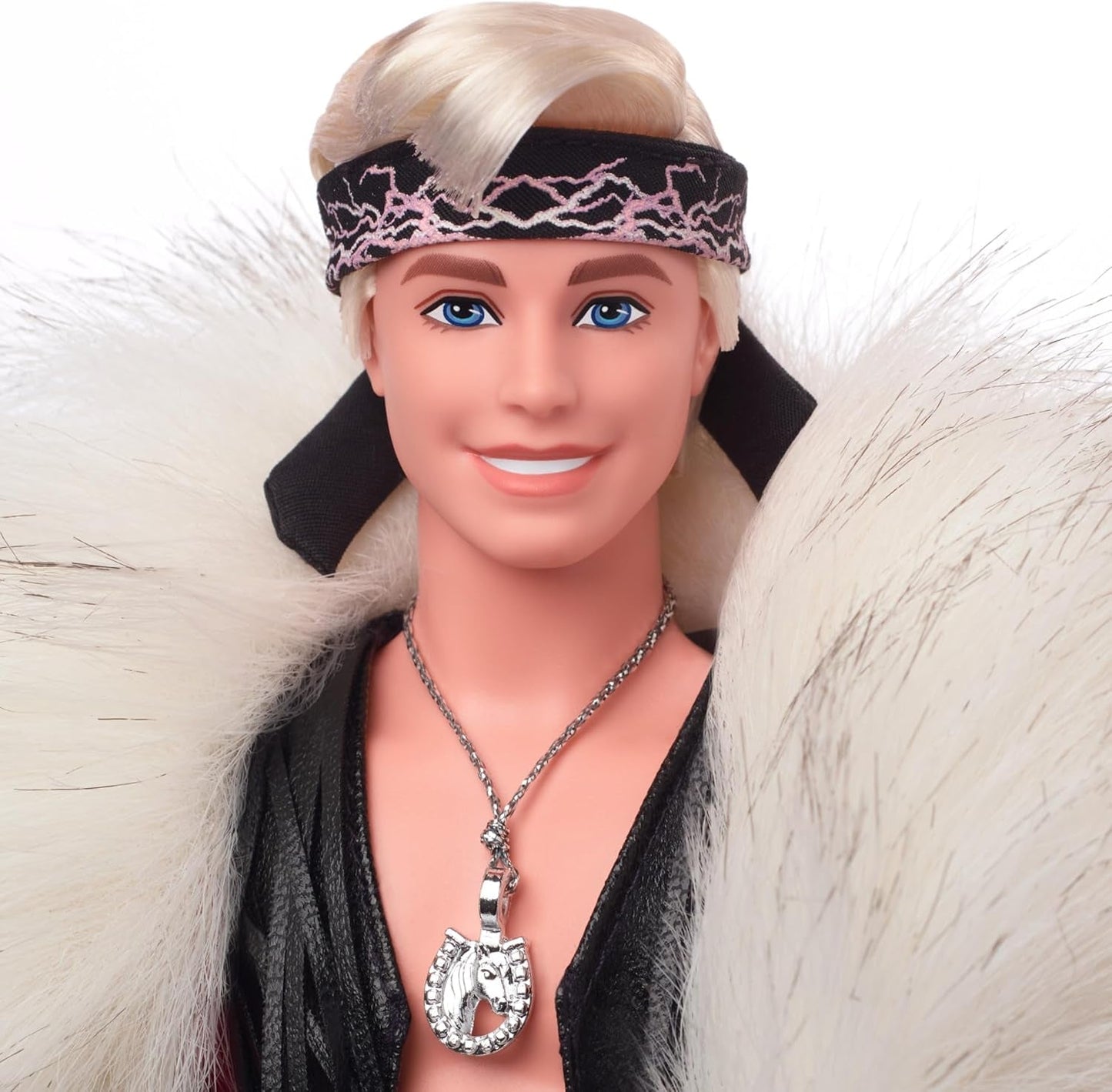 Barbie de film Ken-pop, verzamelobject, met overjas van namaakbont en vest met zwarte franjes en bandana, HRF31 Naty Shop-poppen