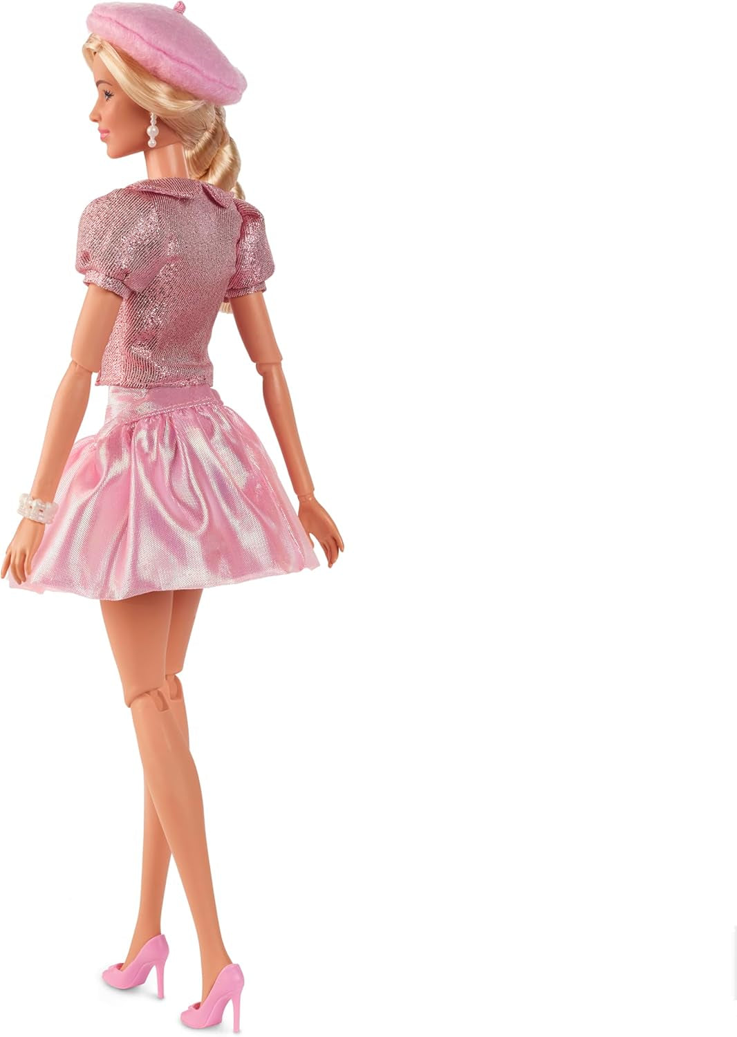 Barbie The Movie Gebaseerd op de film Margot Robbie als Barbie verzamelfiguur in roze blouse en tule rok met gestileerd kapsel en bijpassende sieraden JBJ53