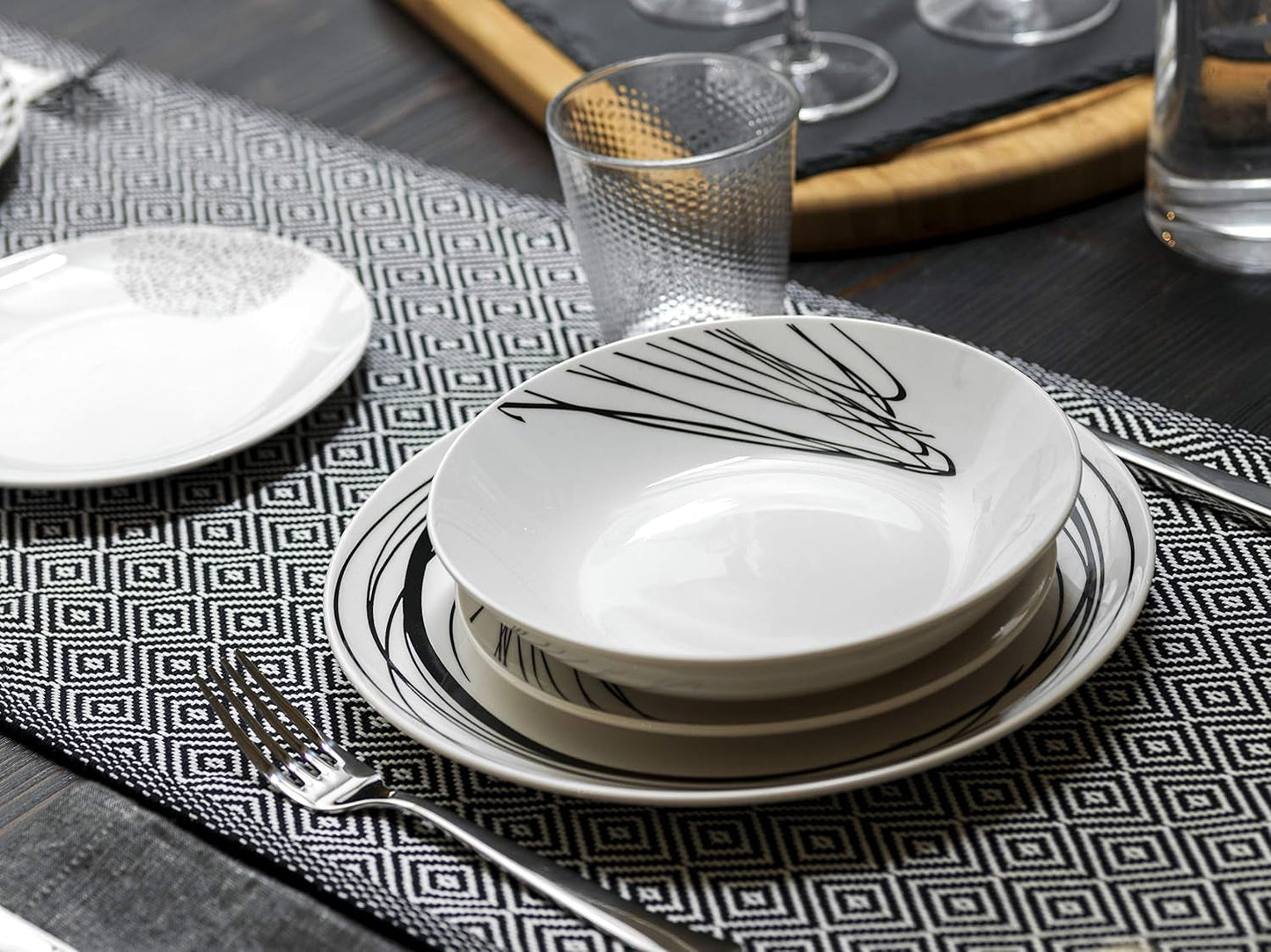 Grafisch servies, 18-delig voor 6 personen, porselein, wit
