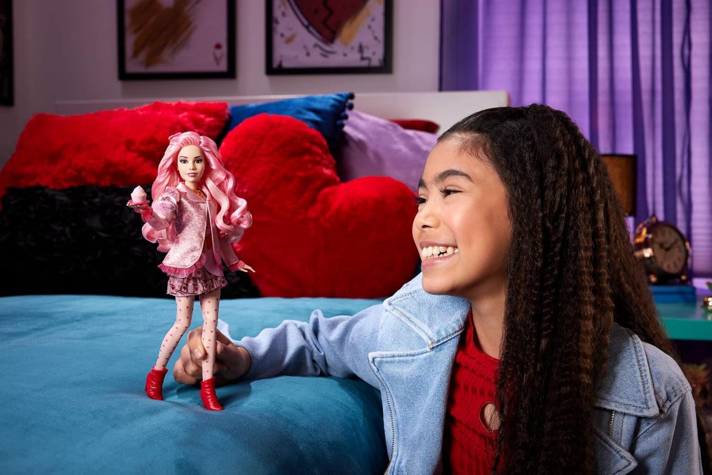 Mattel Disney Descendants: The Rise of Red Modepuppe en Accessoires – Bridget, de jonge Herzkonigin, met filminspirerende kleding en Cupcake, HWT91