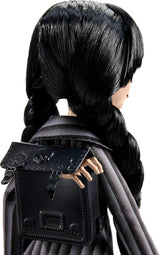 Monster High Wednesday Puppe en Accessoires, Wednesday Addams Sammelfigur in Nevermore Academy Uniform met Eiskaltem Handen en Rugzak, Puppenstandaard, HXJ04