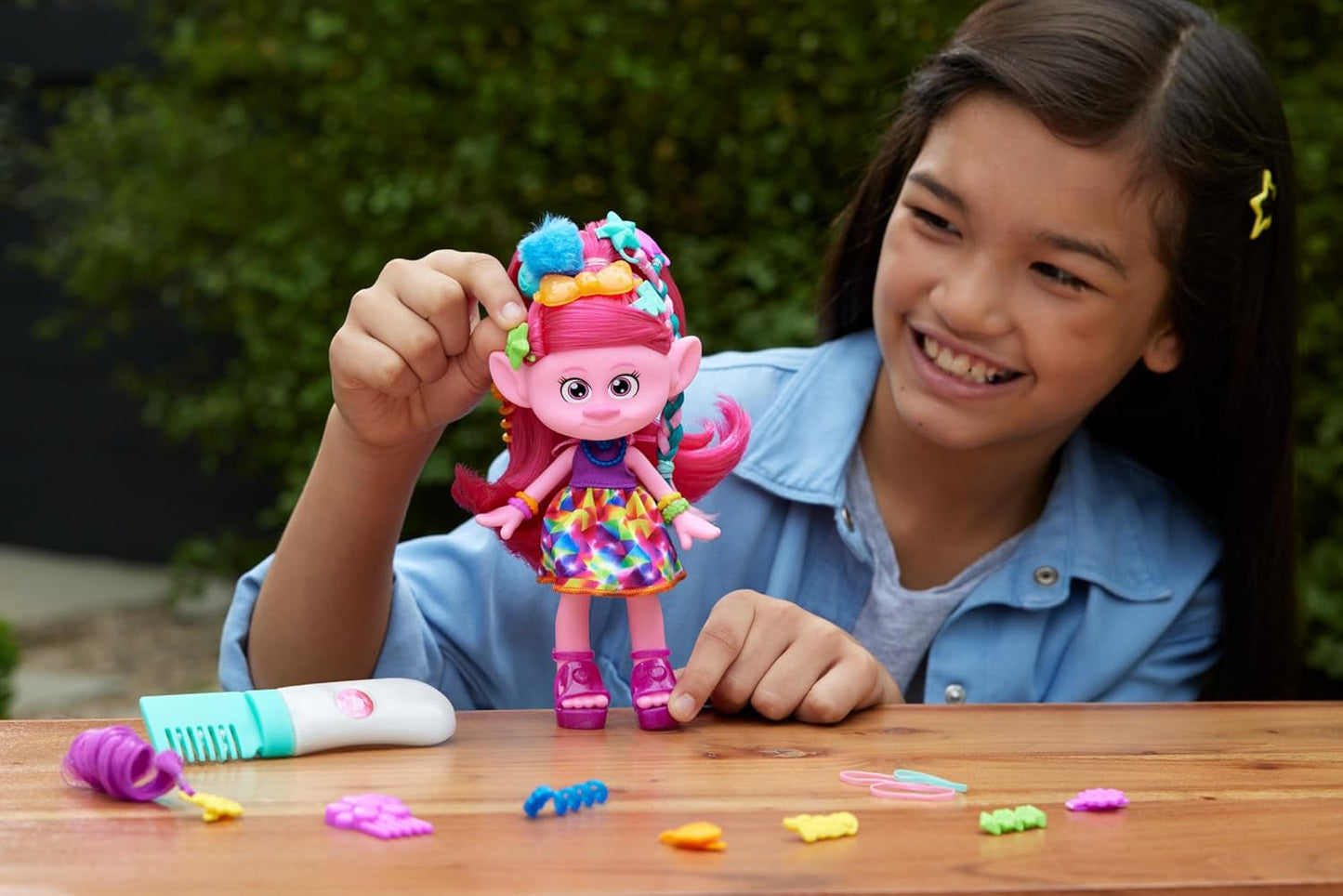 Mattel DREAMWORKS TROLLS Together Strong - Haarsmaakvolle Queen Poppy-modepop - 15+ accessoires, glitterkam, wasbare glittergel, voor kinderen vanaf 3 jaar, HNF25 Naty Shop-poppen