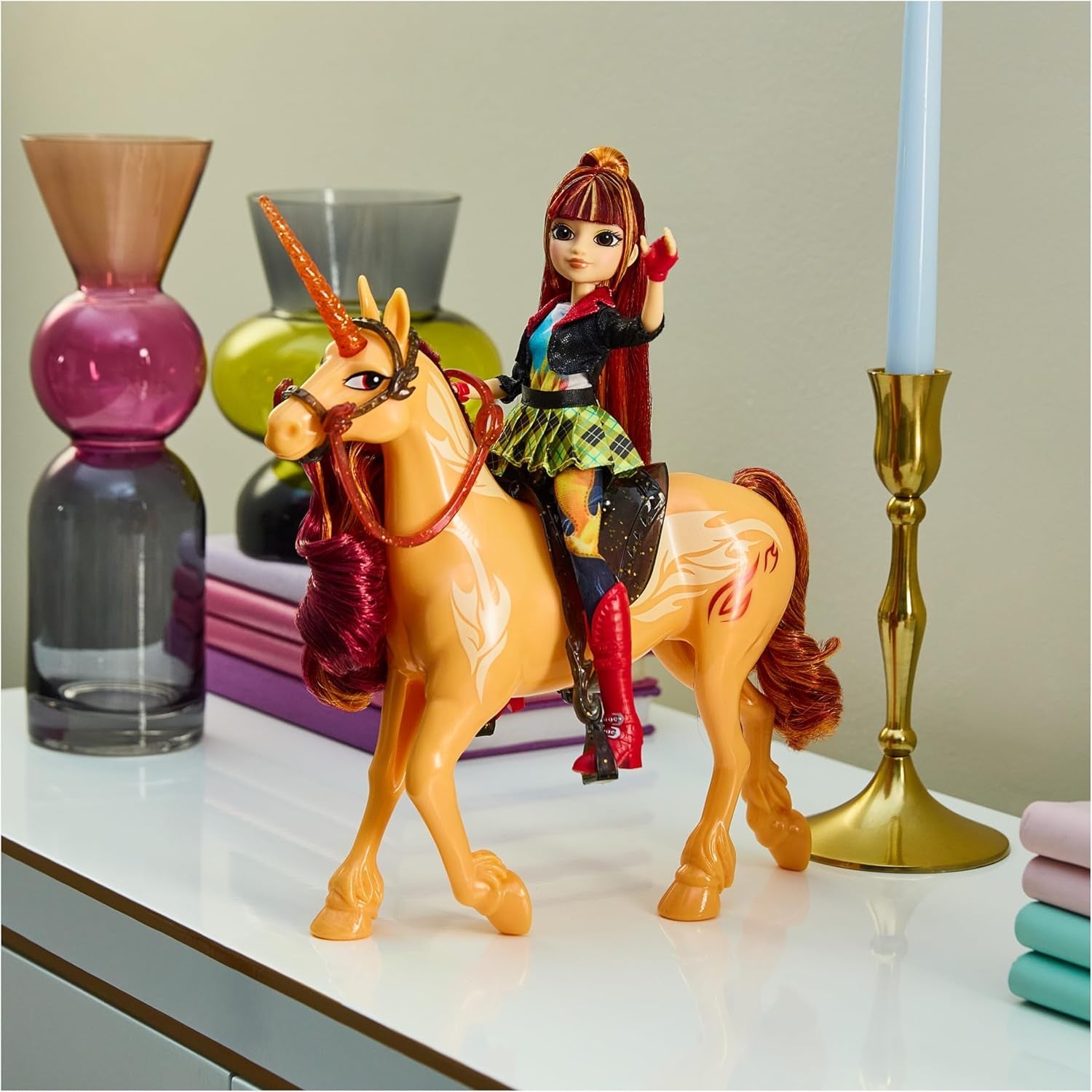 Unicorn Academy Cinder the Unicorn - 28 cm grote, originele Valentina eenhoorn uit de Netflix-serie, met echte manen en staart, afneembaar hoofdstel en zadel en borstel, voor kinderen vanaf 4 jaar