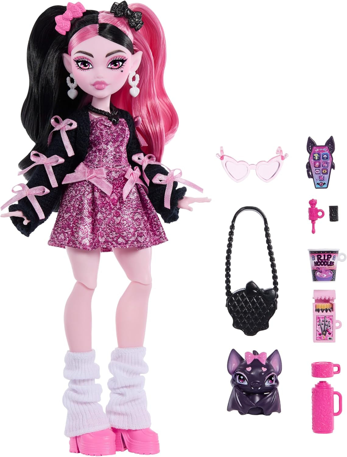 Monster High-pop Draculaura in roze jurk met strikken en zwart vest met Count Fabulous Bat en 7 accessoires, waaronder Ramen, lippenstift en tas, JHK29
