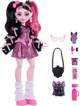 Monster High-pop Draculaura in roze jurk met strikken en zwart vest met Count Fabulous Bat en 7 accessoires, waaronder Ramen, lippenstift en tas, JHK29