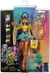 Monster High Cleo De Nile-pop in gouden blouse en gelaagde rok, inclusief de Hissette-cobra en accessoires zoals een schooltas, een snack en een rol toiletpapier, HXH74