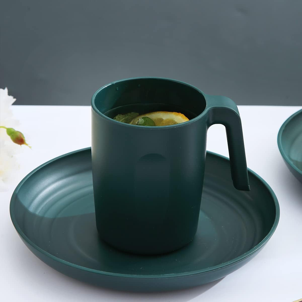 Kyraton serviesset van onbreekbaar en herbruikbaar kunststof, bestaande uit 16 delen. Borden, kopjes, kommen en lichte schalen. Gemakkelijk mee te nemen en schoon te maken. BPA-vrij. Voor 4 personen.